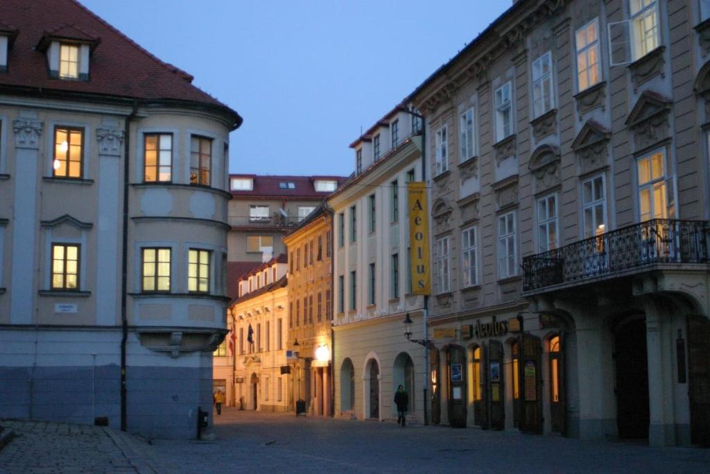 Second Home In Heart Of Братислава Екстериор снимка